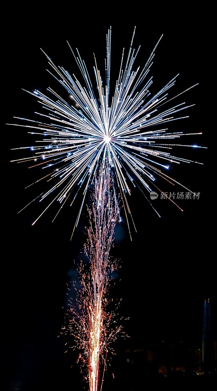 夜空烟花绽放光芒四射璀璨夺目