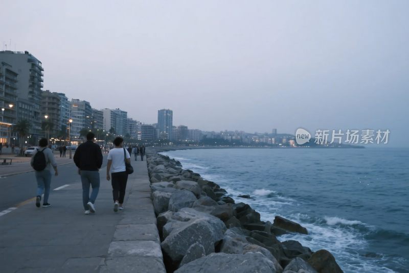 海边步道风景人物