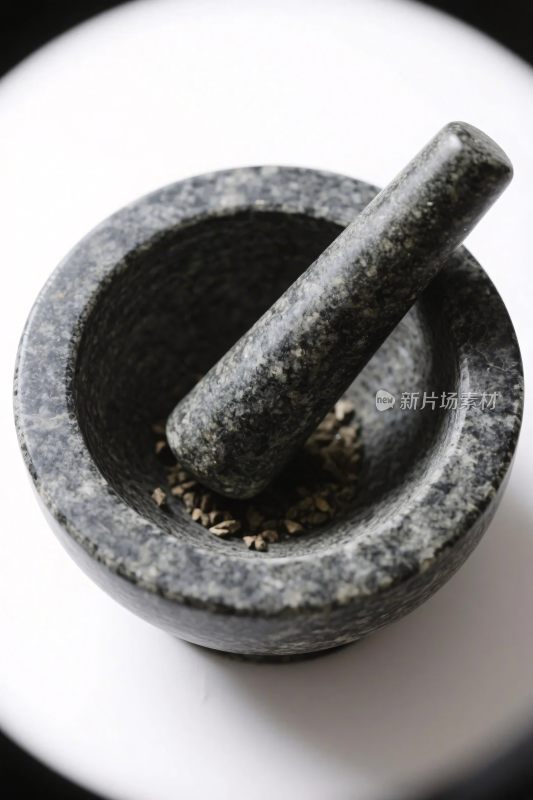 石制研钵与杵的特写