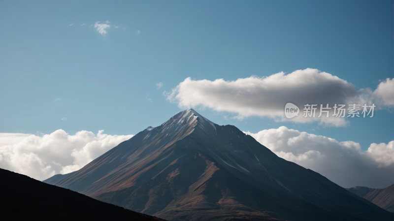 一座山峰有雪顶高清风景图片