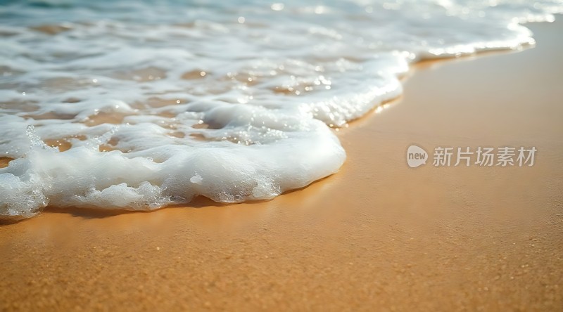 阳光下的沙滩与海浪