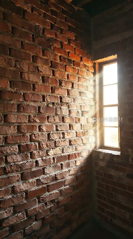 阳光洒在红砖墙上