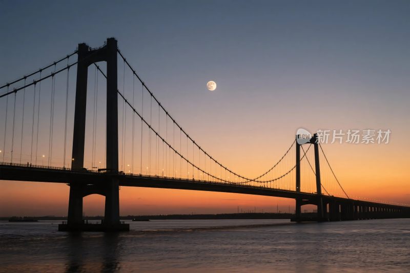 钢架悬索桥黄昏剪影