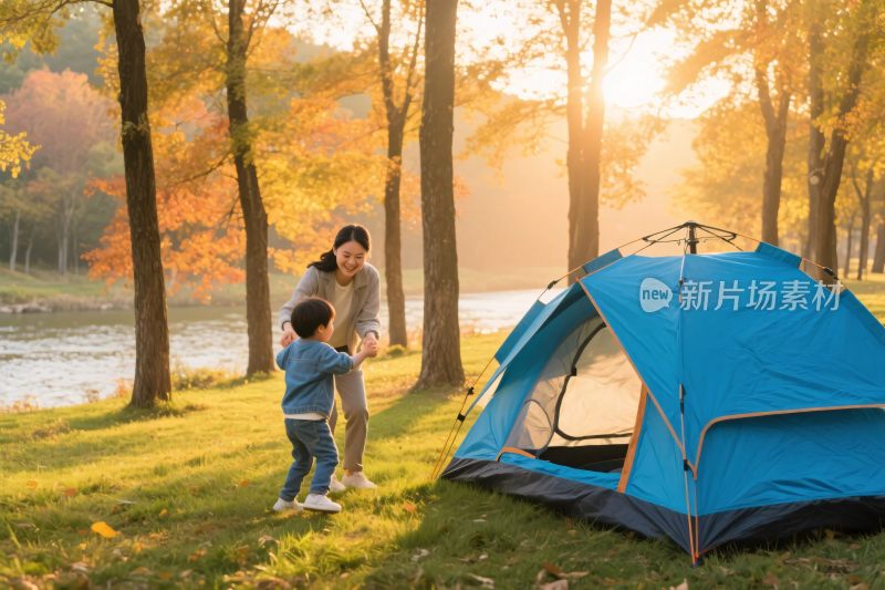 母子户外露营温馨场景