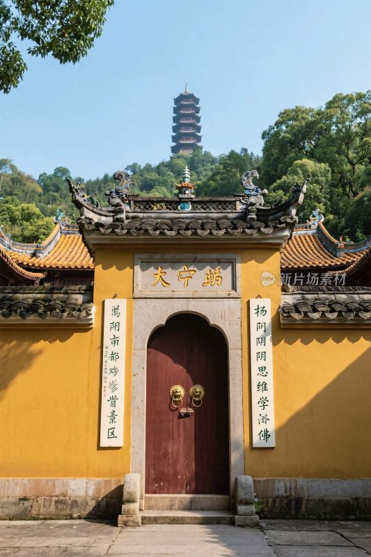 古建门前古塔景