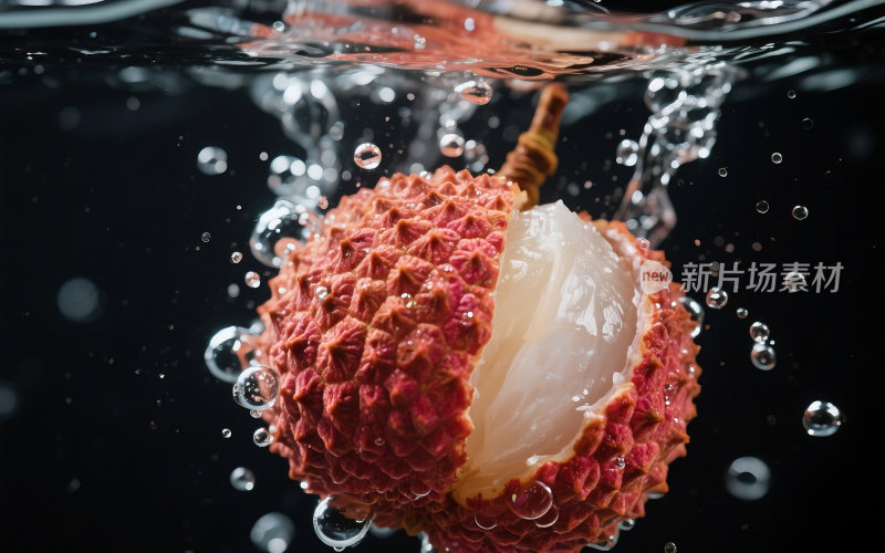 新鲜荔枝掉入水里