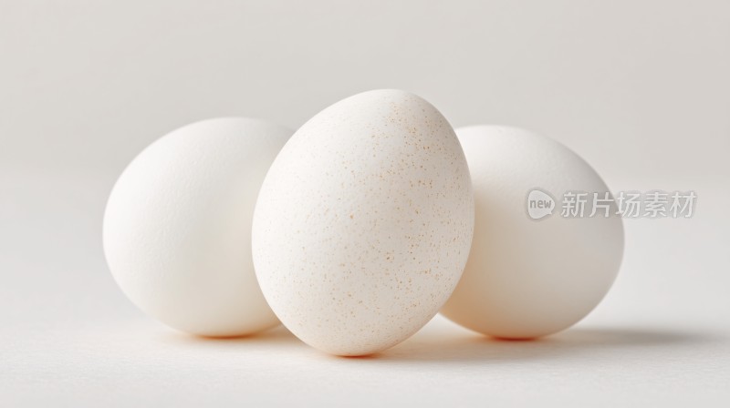 三颗白色鸡蛋静物图