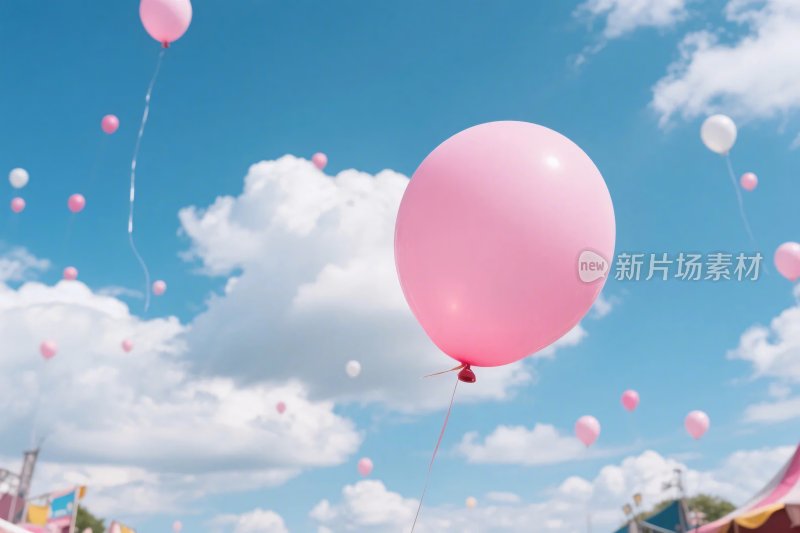 粉色气球与蓝天白云