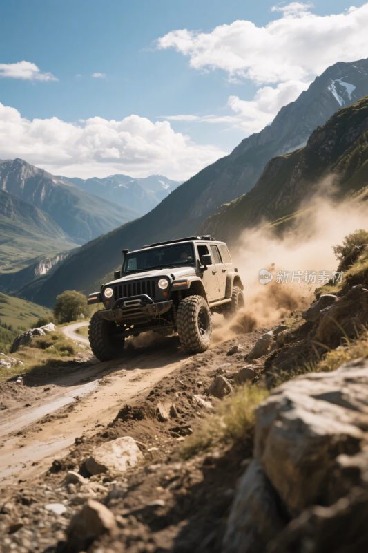 越野汽车行驶在山间土路上