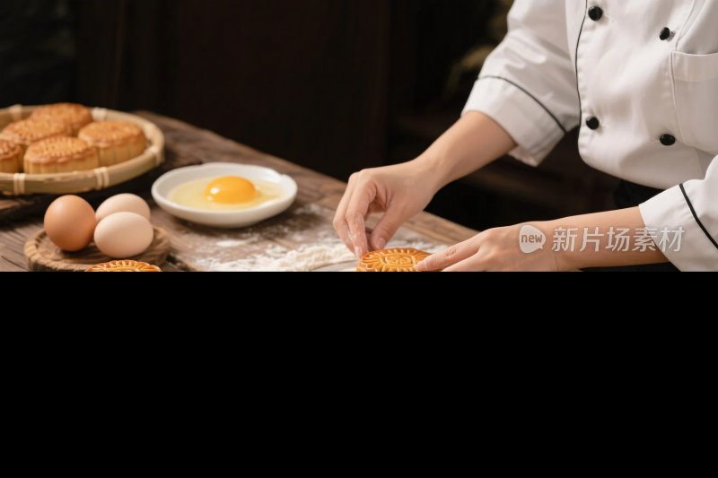 厨师制作糕点场景