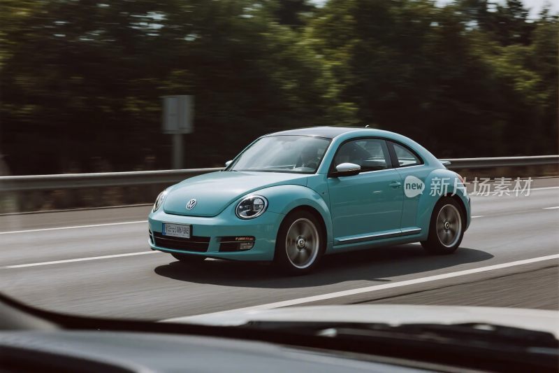 浅蓝色汽车行驶画面