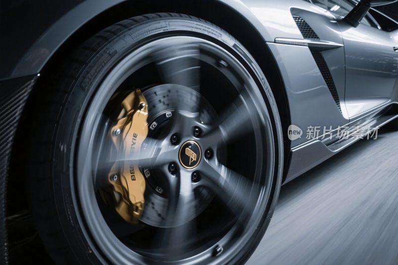 银色跑车轮毂特写