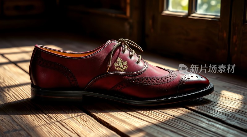 红色皮鞋映衬阳光下的优雅