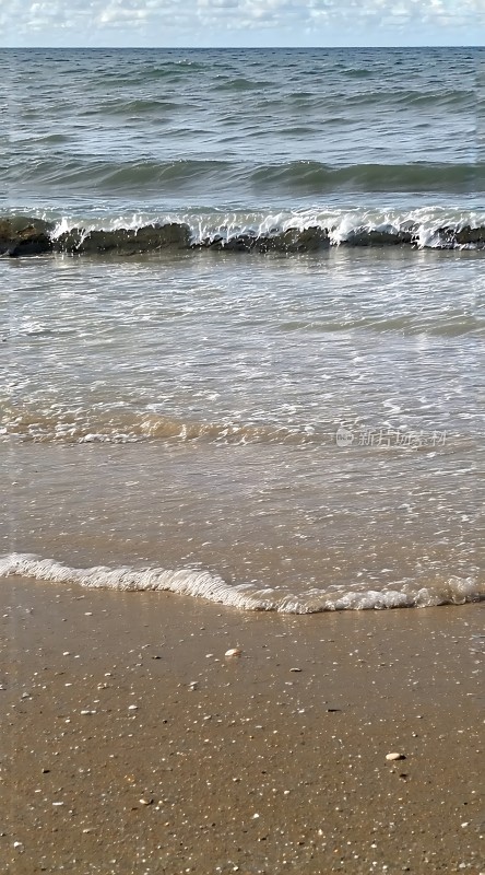 海浪轻拍沙滩