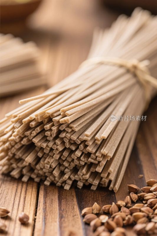 木质桌面上的食材束