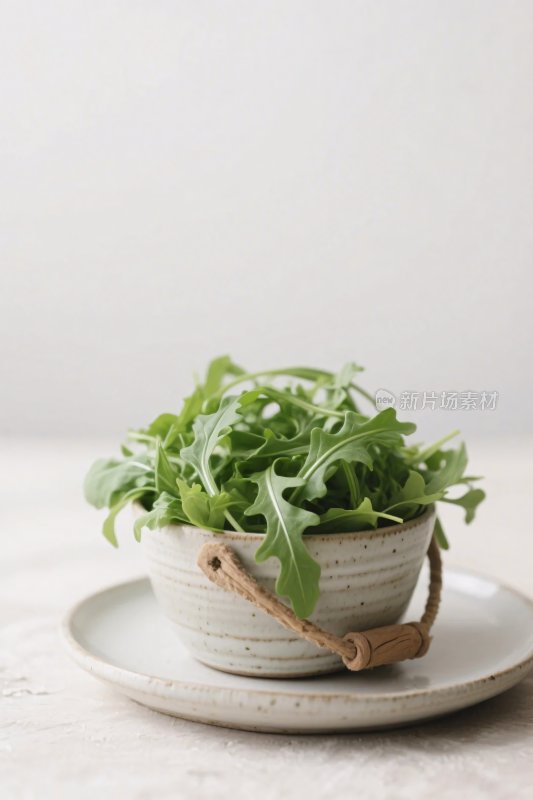 陶瓷碗盛绿叶蔬菜