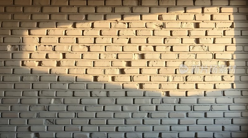 阳光下的白色砖墙