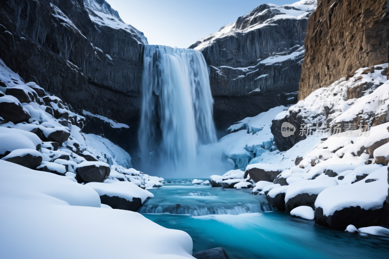 瀑布位于雪峡谷中央溪流蔚蓝风光风景图片