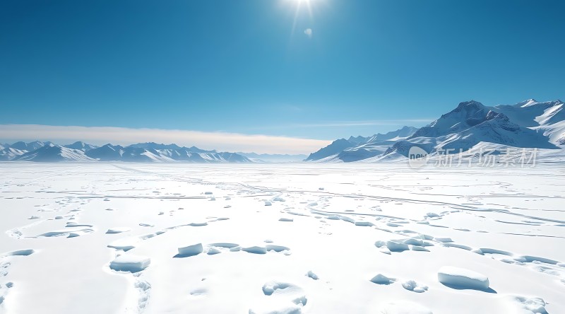 冰雪覆盖的山脉阳光照耀下的雪原