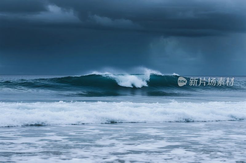 海上汹涌波浪景象