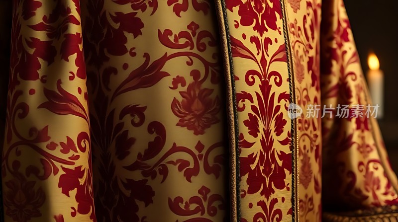 金色花纹布料上的红色图案