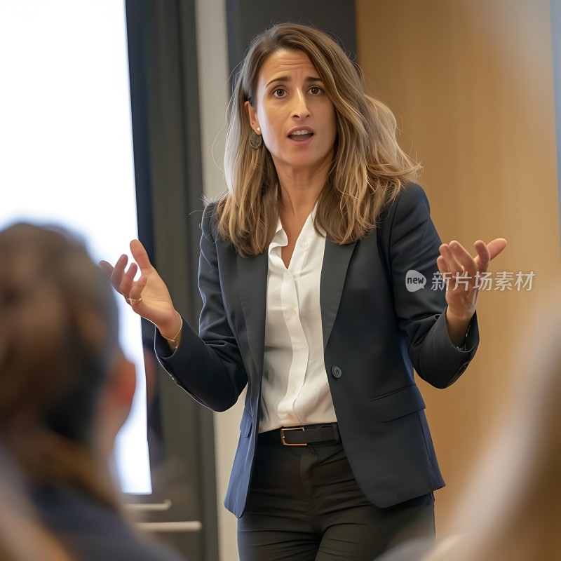 商务女性自信演讲