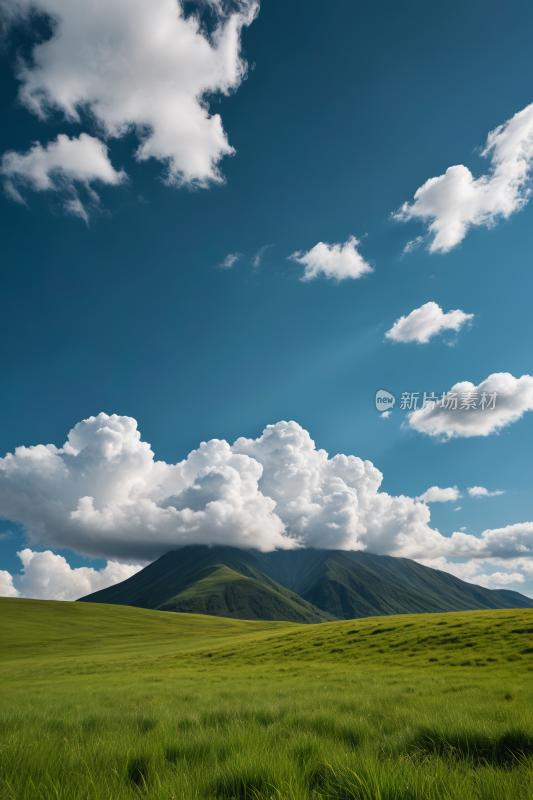 一片绿色的田野高山清风景图片