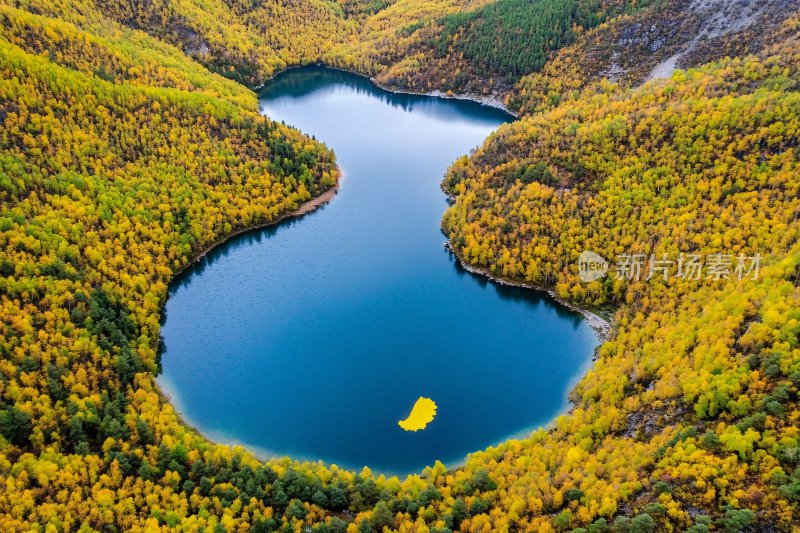 秋日山间双湖美景