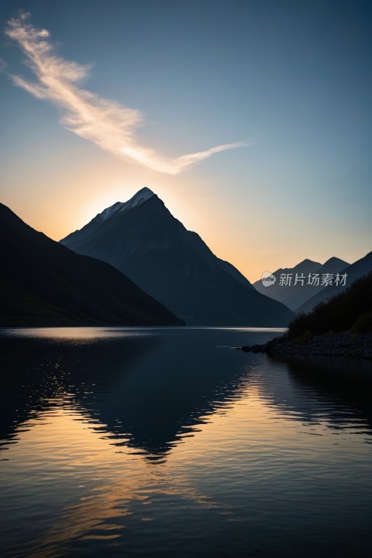 日落时分山倒映在湖面上高清图片