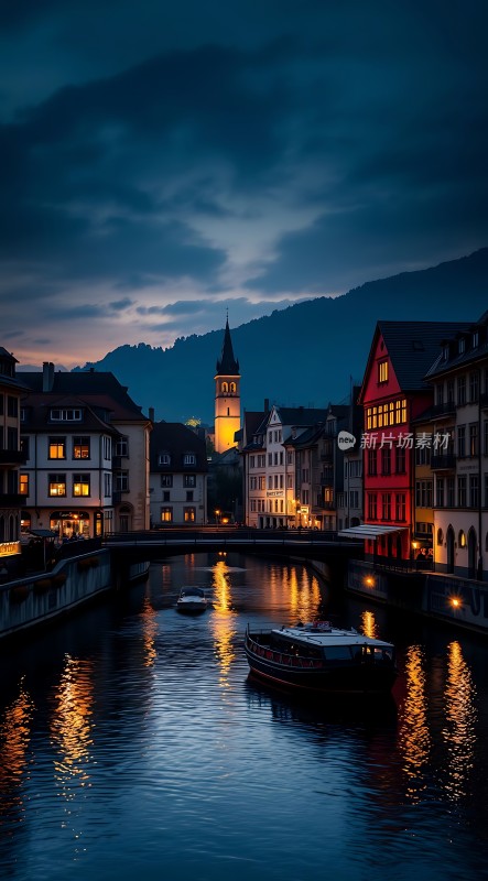 夜幕下的河畔风光灯火阑珊映照宁静水面