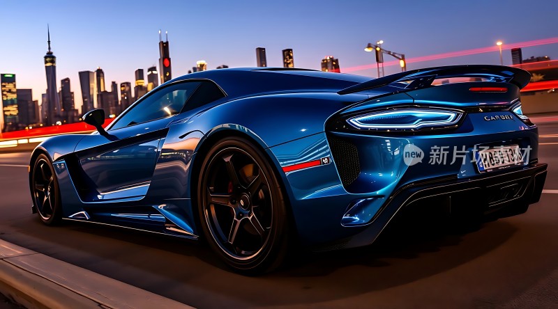 蓝色跑车驰骋城市夜景