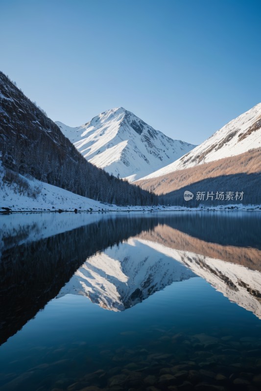 山倒映在湖中地面上有雪高清图片