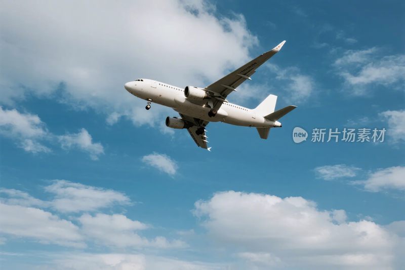 飞机飞行在蓝天