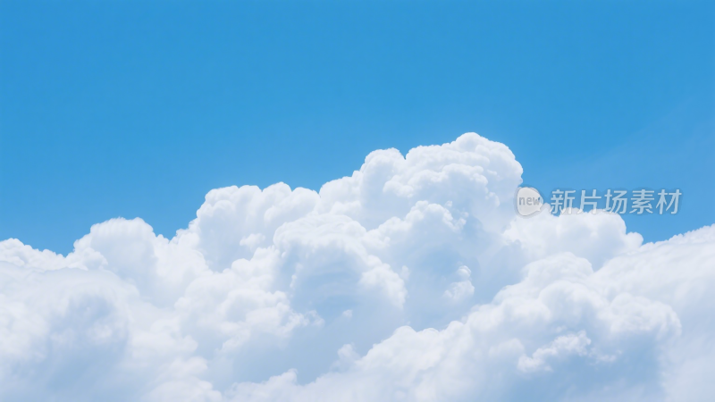 蓬松白云与蓝天的纯净邂逅