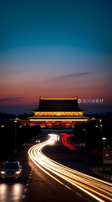 夜幕下的故宫车水马龙映衬着古建筑之美