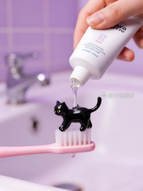 牙膏挤出的小黑猫牙刷