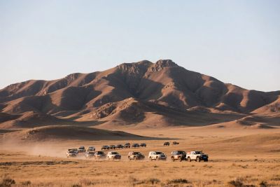 沙漠中行驶的多辆越野车