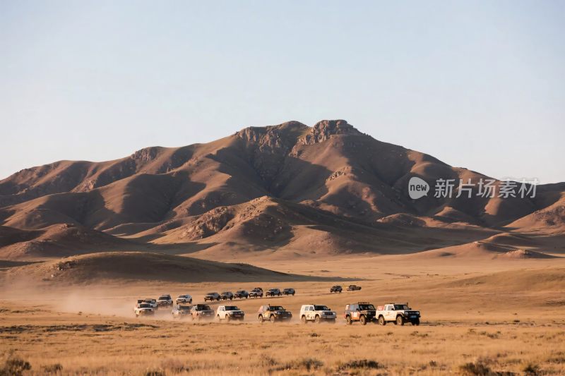 沙漠中行驶的多辆越野车