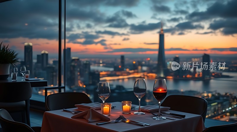 城市夜景下的浪漫晚餐