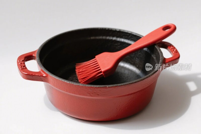 红色锅具与刷子展示