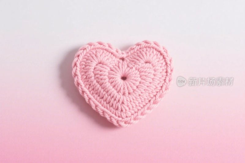 粉色针织爱心装饰