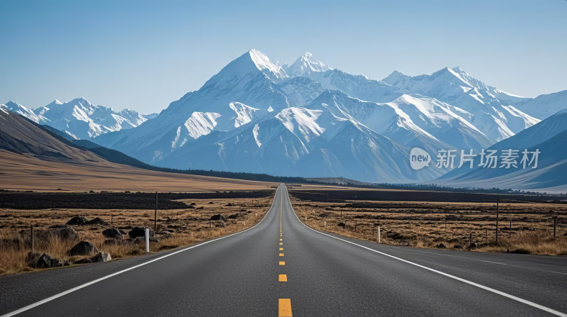 群山和远方道路组成的雪山风景图