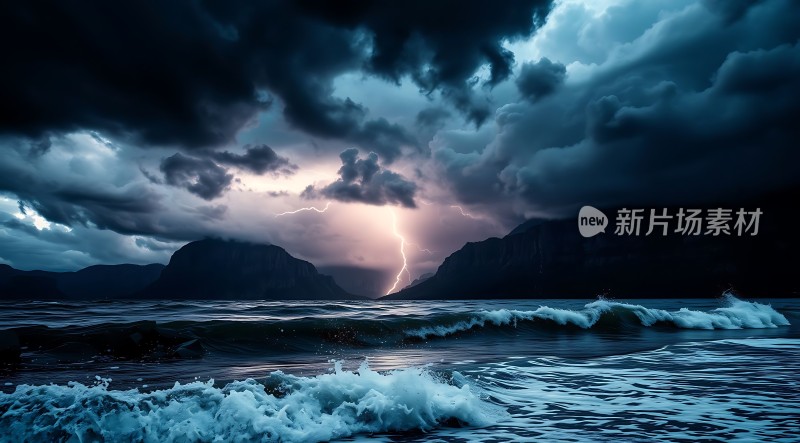 暴风雨中的闪电与海浪