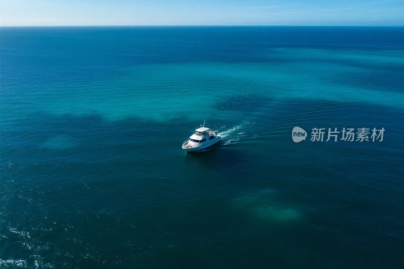 海上航行的白色游艇