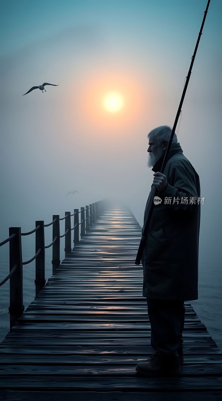 晨雾中垂钓的老人