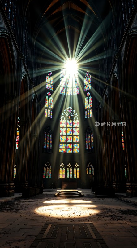 阳光洒满教堂内部彩色玻璃窗透出斑斓光芒