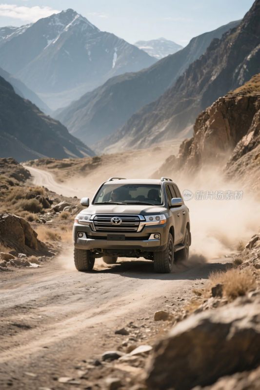 越野汽车行驶在山间土路上