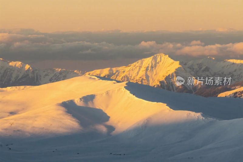 雪山壮丽日出景象