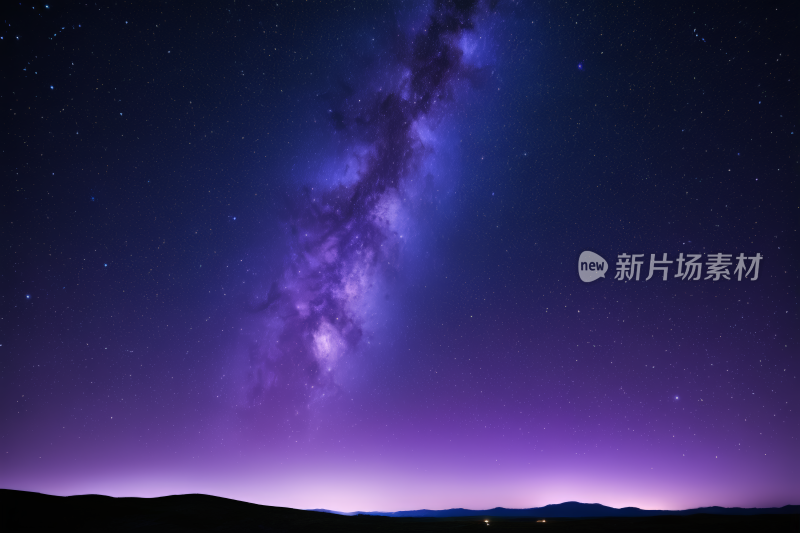 紫色和蓝色的夜空中间一颗乳状的星星背景