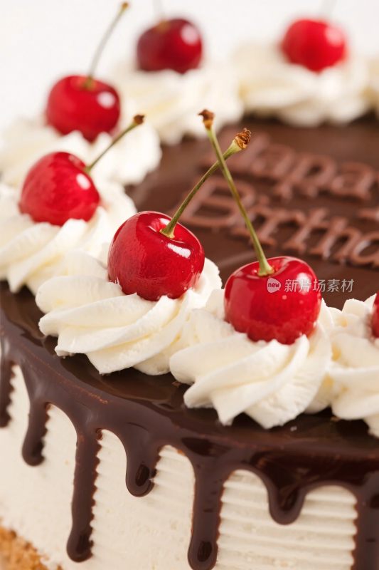 装饰有樱桃的美味巧克力蛋糕